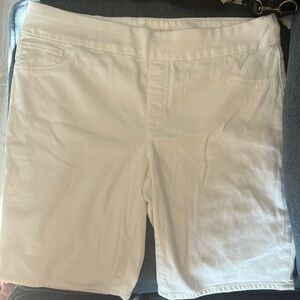 White pull on denim shorts.
Slight pilling inner thigh area